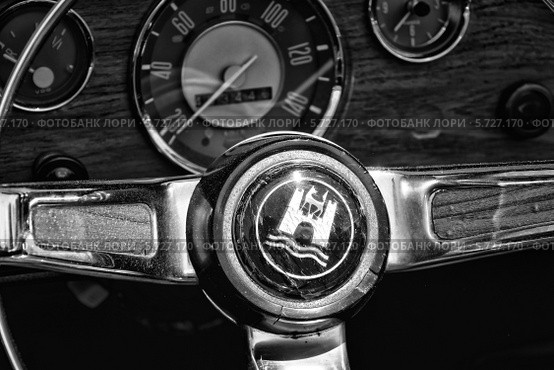 Руль и приборная панель автомобиля Volkswagen Karmann Ghia, "Олдтаймер шоу" в MAFZ, 19 мая 2013 г., Германия. Редакционное фото, фотограф Sergey Kohl / Фотобанк Лори