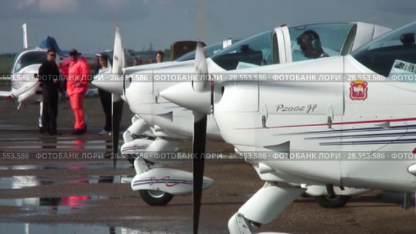 Руление звена самолетов Tecnam P2002 Sierra на аэродроме. 4 плана. Taxiing of Tecnam P2002 Sierra aircrafts on the airfield. 4 shots. Редакционное видео, видеограф Евгений Романов / Фотобанк Лори
