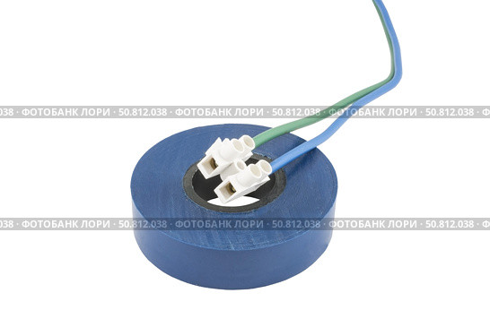 Рулон изоленты и соединительная колодка для проводов на белом фоне. Electrical tape with cable connectors on white background. Стоковое фото, фотограф Татьяна Д / Фотобанк Лори