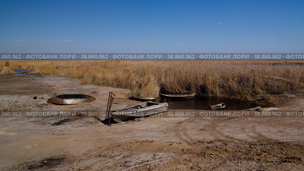 Runed Urga fishing village at the shore of Sudochye lake aka part of former Aral sea, Karakalpakstan, Uzbekistan (2017 год). Стоковое фото, фотограф Сергей Майоров / Фотобанк Лори