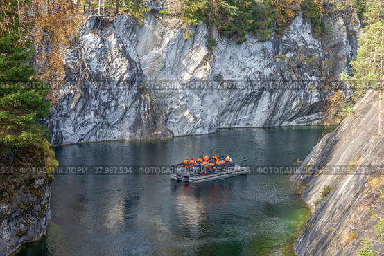 RUSKEALA, RUSSIA - OCTOBER 07, 2021: Excursion on a raft in the marble canyon. Ruskeala, Karelia. Редакционное фото, фотограф Анна Карасева / Фотобанк Лори