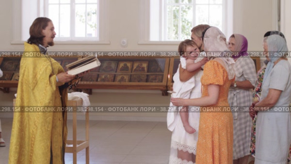 RUSSIA, KAZAN 08-28-2022: priest reads the Bible and conducts a ceremony in front of women in the Orthodox Church. Редакционное видео, видеограф Константин Шишкин / Фотобанк Лори
