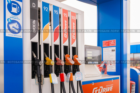 Russia, Krasnoyarsk, January 7, 2025: Gazprom Neft branded gas station with G Drive fuel. Fuel dispensers at a gas station showcasing various fuel options and prices for drivers in need of refueling. Редакционное фото, фотограф Владимир Разгуляев / Фотобанк Лори