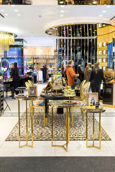 Russia, Moscow, Kuznetsky Most. Luxury store TSUM. Sale of perfumes. Редакционное фото, фотограф Татьяна Васильева / Фотобанк Лори
