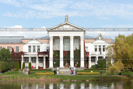 Russia, Moscow, September 30, 2020: Tsitsin Main Botanical Garden. Sunny Autumn day. Редакционное фото, фотограф Татьяна Васильева / Фотобанк Лори