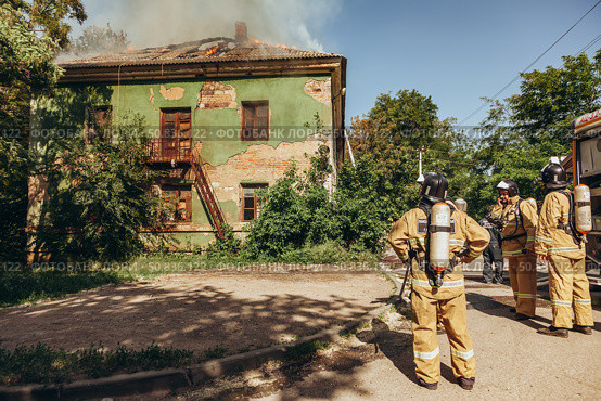 Russia, Rostov-on-Don - June 2, 2022: firefighters have arrived to extinguish the fire, standing nearby and assessing the extent of the fire. Редакционное фото, фотограф Екатерина Красникова / Фотобанк Лори