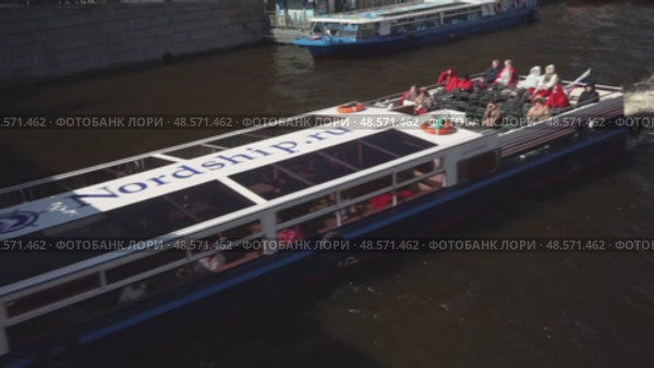 Russia, Saint Petersburg, May 01, 2025-Passenger boat navigating moika river with tourists enjoying cityscape. Редакционное видео, видеограф Андрей Знаменский / Фотобанк Лори