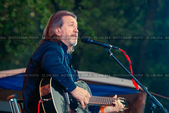 Russia, Samara, 2016: Speech by Oleg Mityaev at the Grushinsky Festival. Russian bard, musician, actor, poet. Редакционное фото, фотограф Акиньшин Владимир / Фотобанк Лори