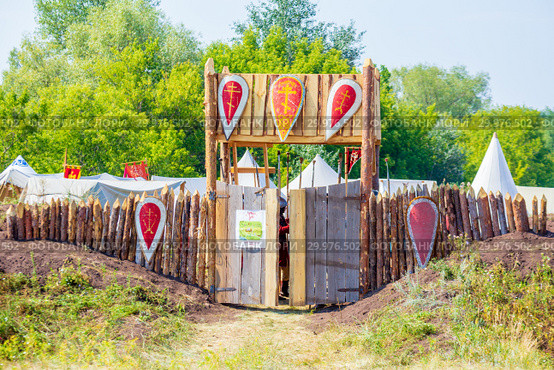 Russia, Samara, August, 2018: Medieval marching camp with a moat, rampart and fortress gates. Military history festival "Military case" with. Редакционное фото, фотограф Акиньшин Владимир / Фотобанк Лори
