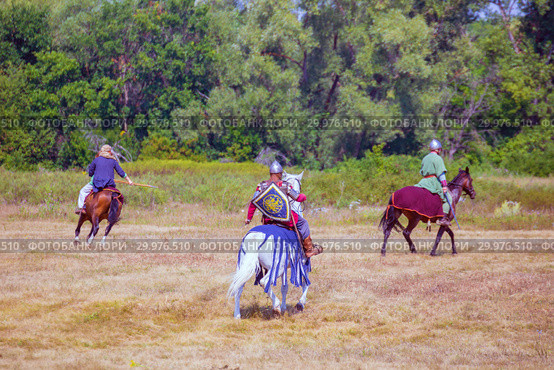 Russia, Samara, August 2018: Participants in the equestrian program "Competitions of the medieval riders." Military-historical festival "Warfare". Редакционное фото, фотограф Акиньшин Владимир / Фотобанк Лори