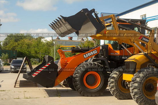 Russia. Samara, August 22, 2024: new construction equipment on the trading platform near the store on a sunny summer day. Text in Russian: gidroremservis. Редакционное фото, фотограф Акиньшин Владимир / Фотобанк Лори