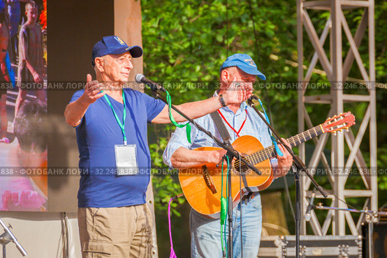 Russia, Samara, July 2016: Speech by Alexander Gorodnitsky, at the Grushinsky Festival on Mastryukovskie lakes on a summer day. Редакционное фото, фотограф Акиньшин Владимир / Фотобанк Лори