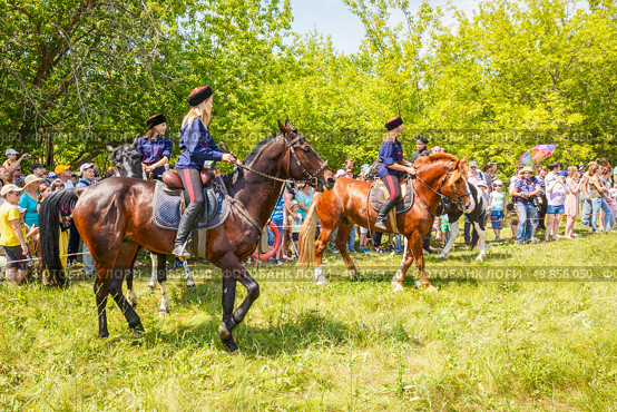 Russia, Samara, June 2016: Cossack girls on horseback during a demonstration performance at the Journey to the Past festival. Редакционное фото, фотограф Акиньшин Владимир / Фотобанк Лори