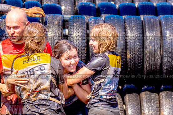 Russia, Samara, June 2019: athletic youth participates in a race of heroes and overcomes obstacles car tires on a summer day in the village of Roshchinsky . Text in Russian: race of heroes, platoon. Редакционное фото, фотограф Акиньшин Владимир / Фотобанк Лори