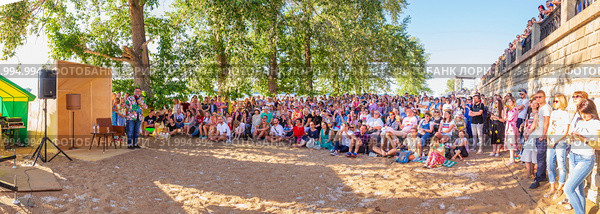 Russia, Samara, June 2019: Lecture by fashion historian Alexander Vasilyev outdoors. Bank of the Volga. Festival "Volga Fest" Редакционное фото, фотограф Акиньшин Владимир / Фотобанк Лори