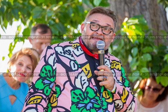 Russia, Samara, June 2019. Portrait of fashion historian Alexander Vasilyev at a lecture. Bank of the Volga. Festival "Volga Fest" Редакционное фото, фотограф Акиньшин Владимир / Фотобанк Лори