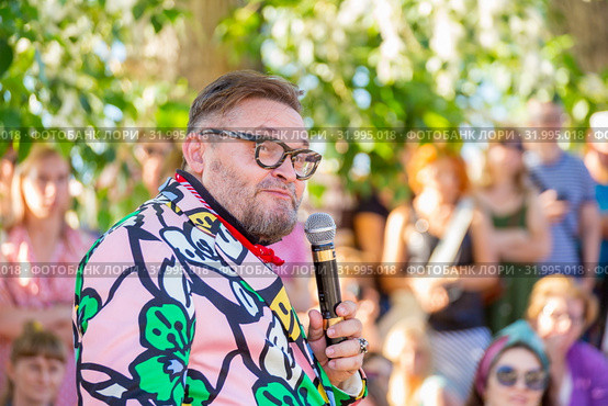 Russia, Samara, June 2019. Portrait of fashion historian Alexander Vasilyev at a lecture. Bank of the Volga. Festival "Volga Fest" Редакционное фото, фотограф Акиньшин Владимир / Фотобанк Лори