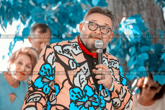 Russia, Samara, June 2019. Portrait of fashion historian Alexander Vasilyev at a lecture. Bank of the Volga. Festival "Volga Fest" Редакционное фото, фотограф Акиньшин Владимир / Фотобанк Лори