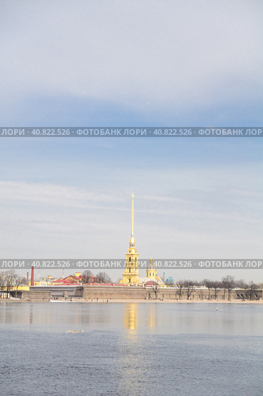 Russia, St. Petersburg, 01,06,2011 View of the Peter and Paul Fortress across the Neva River (2010 год). Редакционное фото, фотограф Анна Кривицкая / Фотобанк Лори