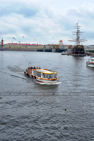Russia, St. Petersburg. 11,10,2013  Restaurant "Flying Dutchman" and  Boat ship on the Neva. Стоковое фото, фотограф Анна Кривицкая / Фотобанк Лори