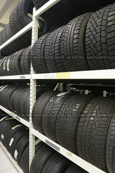 Russia, St. Petersburg 20,12,2014 winter studded tires in the store (2016 год). Редакционное фото, фотограф Анна Кривицкая / Фотобанк Лори