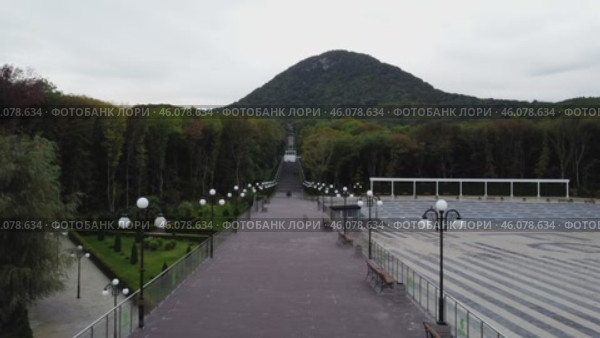 Russia, Stavropol Territory September 20, 2022, The city of Zheleznovodsk, shooting from a drone view from the foot of the cascade staircase to Mount Zheleznaya. Редакционная анимация, аниматор Скрипачев Антон / Фотобанк Лори