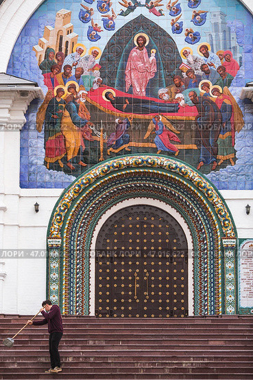 Russia, Yaroslavl, September 11, 2024. The entrance and the tiled icon above the entrance to the Cathedral of the Assumption of the Blessed Virgin Mary Golden Ring. Редакционное фото, фотограф Photojuli / Фотобанк Лори