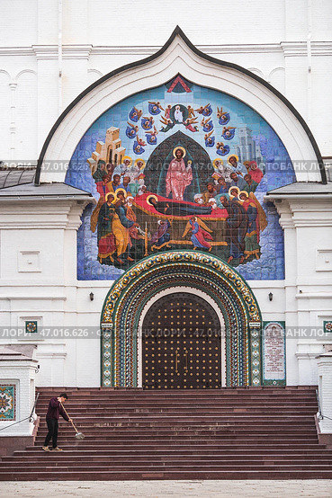 Russia, Yaroslavl, September 11, 2024. The entrance and the tiled icon above the entrance to the Cathedral of the Assumption of the Blessed Virgin Mary Golden Ring. Редакционное фото, фотограф Photojuli / Фотобанк Лори