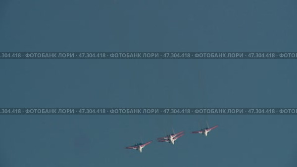 Russian air force aerobatic team Russian Knights SU-27. Стоковое видео, видеограф Алексей Сергеев / Фотобанк Лори