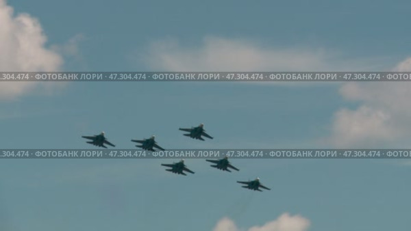 Russian air force aerobatic team Russian Knights SU-27. Стоковое видео, видеограф Алексей Сергеев / Фотобанк Лори