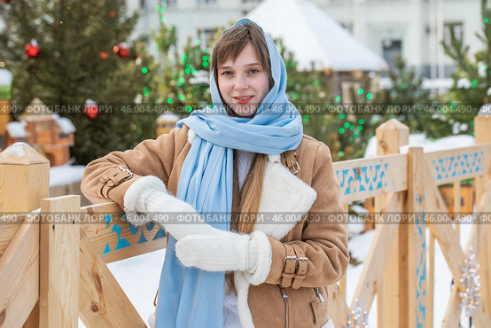 Russian beauty - young beautiful woman in a traditional headscarf. Стоковое фото, фотограф Андрей Аркуша / Фотобанк Лори