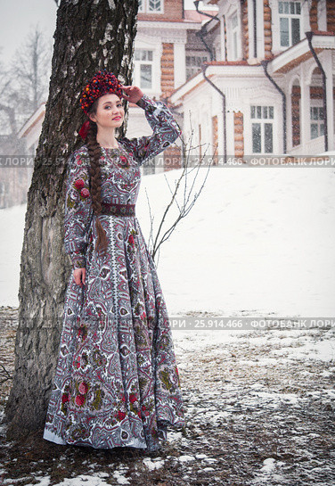 Russian girl in the national costume (2017 год). Стоковое фото, фотограф Юлия Белова / Фотобанк Лори