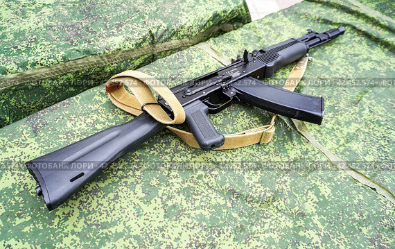 Russian Kalashnikov assault rifle AK-105. Russian firearms (2023 год). Редакционное фото, фотограф FotograFF / Фотобанк Лори