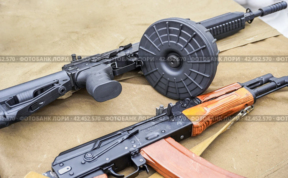 Russian Kalashnikov assault rifle AK-12 with a drum magazine, AK-74 assault rifle (2023 год). Редакционное фото, фотограф FotograFF / Фотобанк Лори