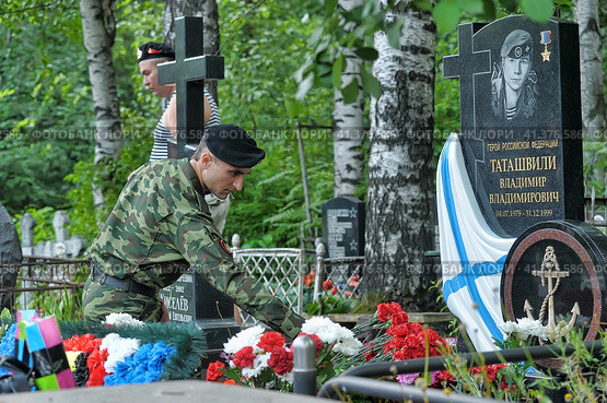 Russian Marines at the cemetery at the grave of the Russian hero Tatashvili on Marine Corps Day. St. Petersburg (2013) Редакционное фото, фотограф Анна Кривицкая / Фотобанк Лори