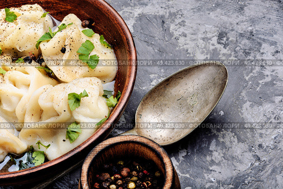 Russian meat dumplings pelmeni on rustic background.Russian pelmeni. Ukrainian pelmeni on plate. Стоковое фото, агентство Ingram Publishing / Фотобанк Лори