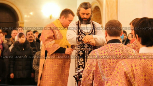Русская православная церковь. Иподиаконы облачают епископа (2012 год). Редакционное видео, видеограф Mikhail Erguine / Фотобанк Лори