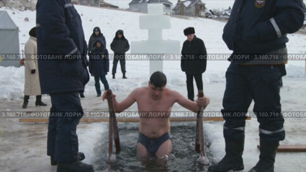 Русская православная церковь. Крещение Господне, купание в проруби. Уфа, река Белая, мужчина (2012 год). Редакционное видео, видеограф Mikhail Erguine / Фотобанк Лори