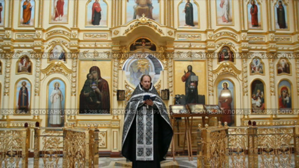 Русская православная церковь. Прощёное воскресенье. Проповедь священника, облачение черного цвета (Великий Пост) (2012 год). Редакционное видео, видеограф Mikhail Erguine / Фотобанк Лори