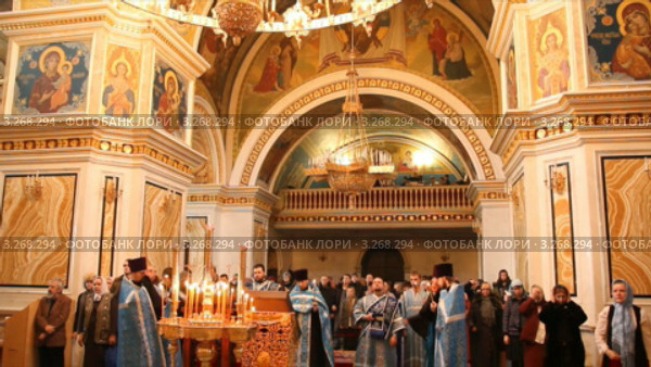 Русская православная церковь. Всенощное бдение ( Вечерня ). Священники в праздничном облачении голубого цвета (2012 год). Редакционное видео, видеограф Mikhail Erguine / Фотобанк Лори