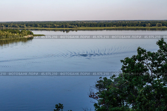 Рябь посреди реки. Стоковое фото, фотограф Elena Kotova / Фотобанк Лори