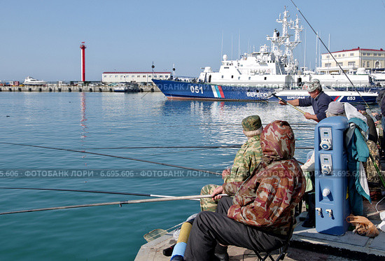 Рыбаки на набережной морского порта в Сочи (2014 год). Редакционное фото, фотограф Илюхина Наталья / Фотобанк Лори