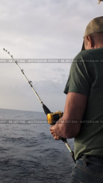Рыбалка с лодки на Кипре. Стоковое видео, видеограф Tamara Sushko / Фотобанк Лори