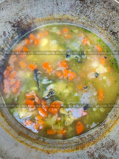 Рыбный суп в казане. Вкусная уха из карасей. Стоковое фото, фотограф Дорощенко Элла / Фотобанк Лори