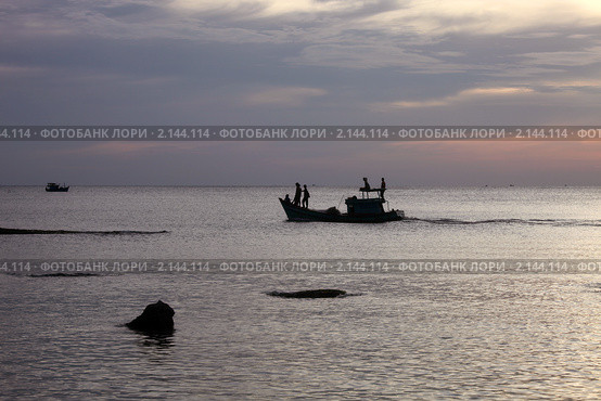 Рыболовецкое судно плывет в вечернем море. Стоковое фото, фотограф Яна Королёва / Фотобанк Лори