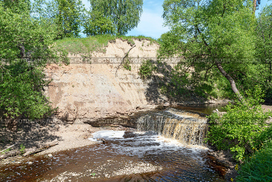 Саблинский водопад на реке Саблинке в Тосненском районе Ленинградской области (2021 год). Стоковое фото, фотограф Румянцева Наталия / Фотобанк Лори