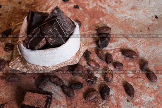 sack dark chocolate pieces with cocoa beans. Стоковое фото, агентство Ingram Publishing / Фотобанк Лори