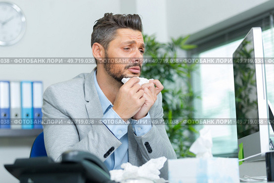sad businessman looking at pc screen. Стоковое фото, агентство Ingram Publishing / Фотобанк Лори