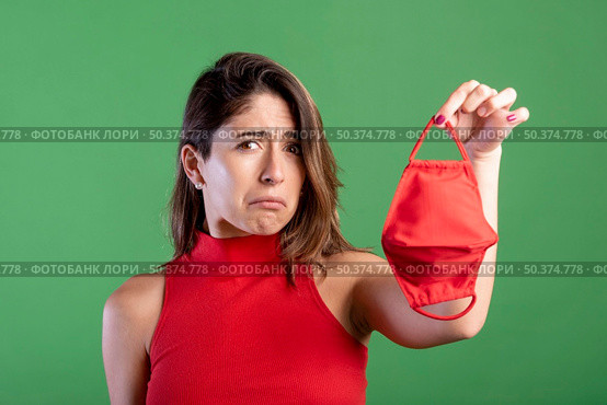 sad woman holding mask. Стоковое фото, агентство Ingram Publishing / Фотобанк Лори