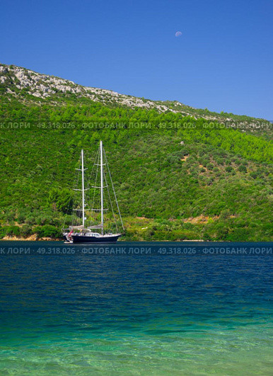 Sailing ship in the blue sea. Стоковое фото, агентство Ingram Publishing / Фотобанк Лори